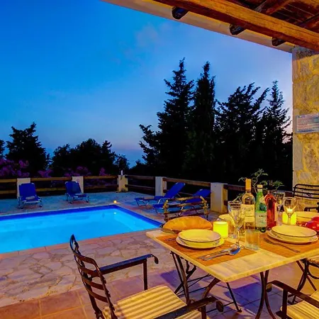 Sleeps 6 Pool Air Con Wifi Willa